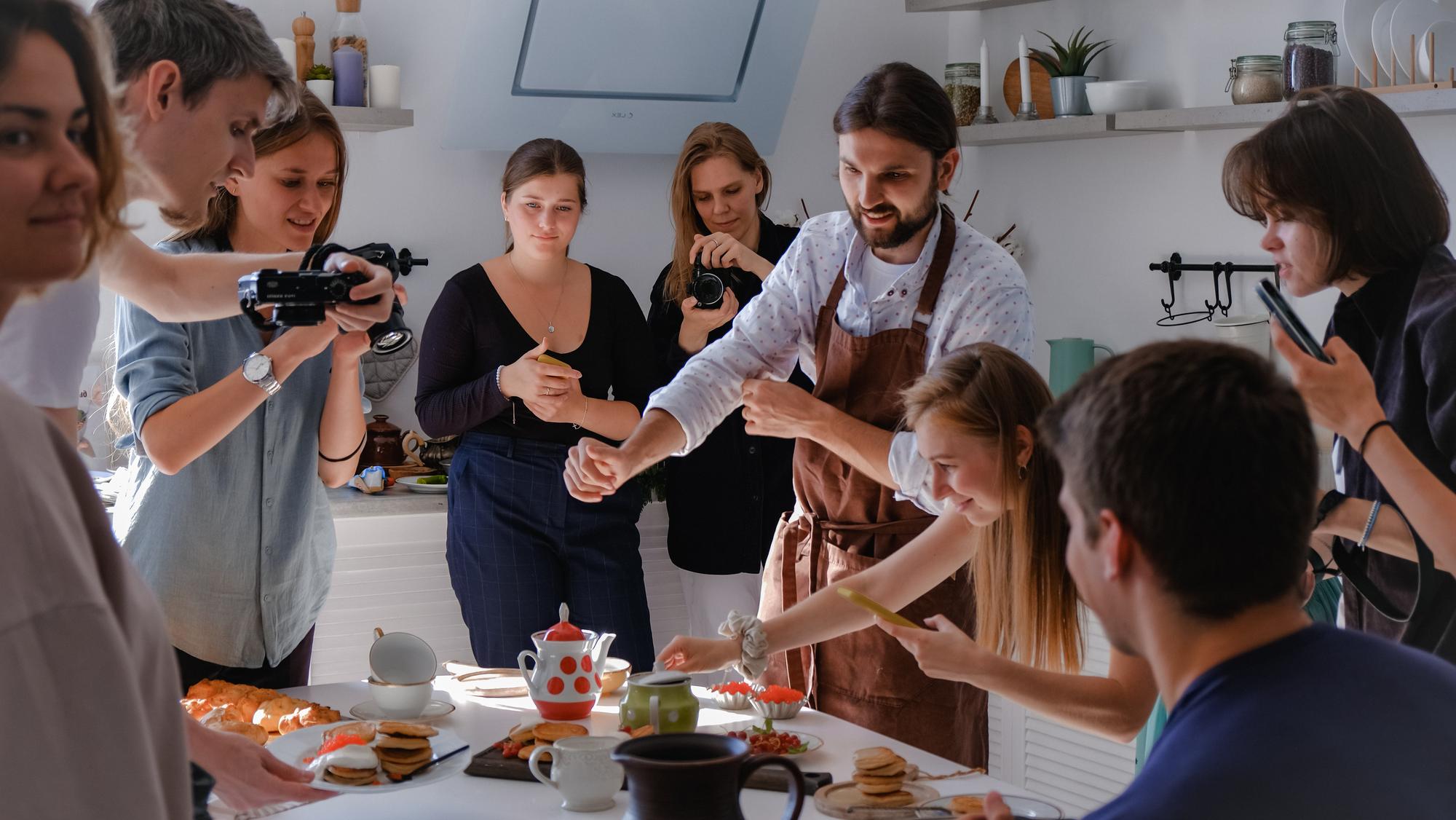 Service-Team bereitet Buffet vor