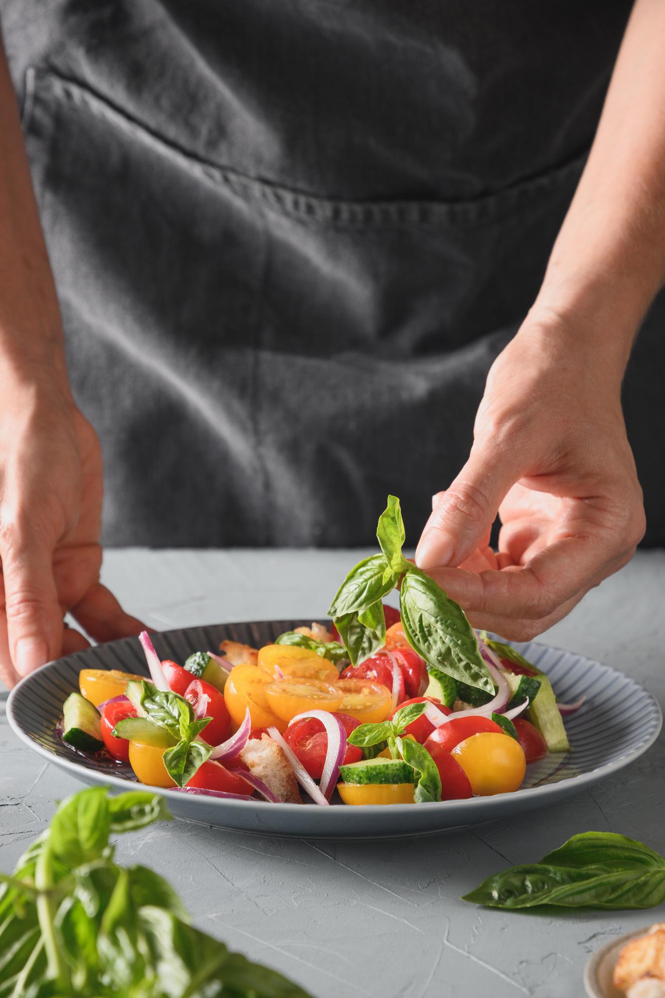 Chef bereitet regionales Gericht zu
